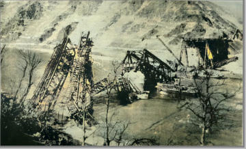 Eisenbahnbrücke Eller - am 10.3.1945 von deutschen Truppen gesprengt (RZ, USASC-125)