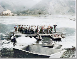 Truppen der 5. US-Division überqueren die Mosel bei Müden (Quelle: Rudolf Bertgen, US-Army)